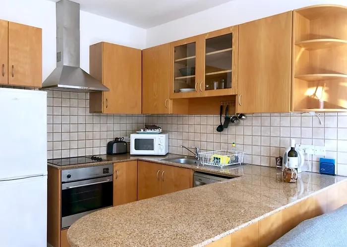 1 Bedroom Flat, Prime Location Near Sea, Sleeps 4